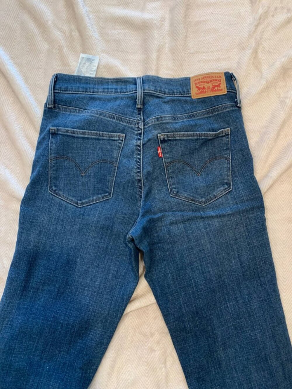 Levi’s Slimming Straight Jeans Size 27 – Classic Medium Wash Denim